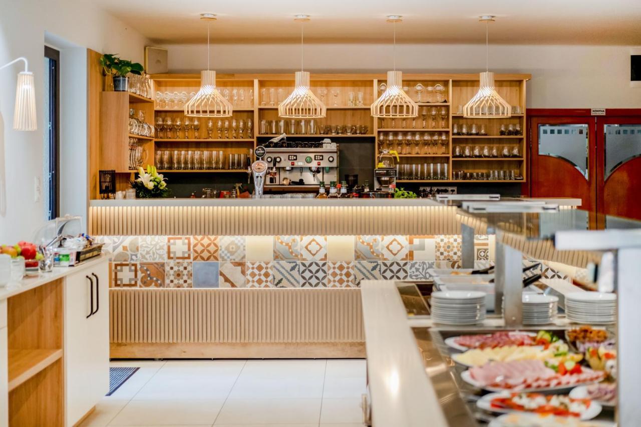 Hotel Diana Siofok Ngoại thất bức ảnh