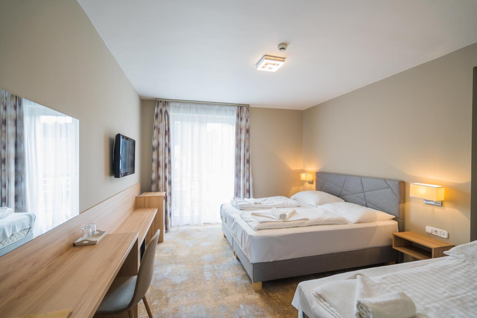 Hotel Diana Siofok Ngoại thất bức ảnh