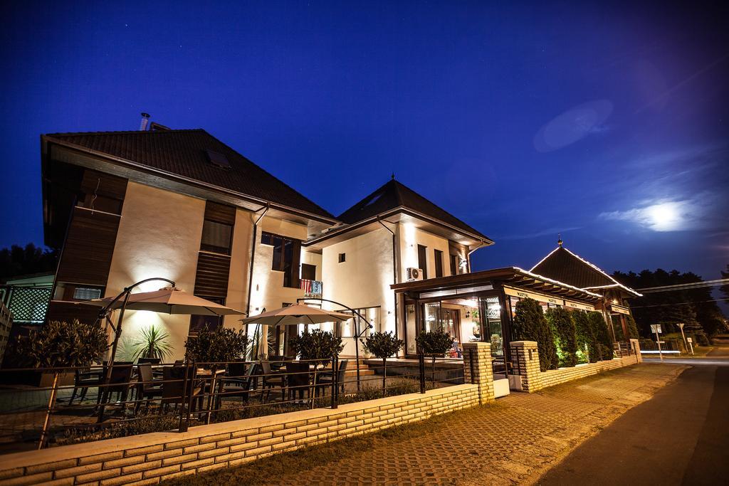 Hotel Diana Siofok Ngoại thất bức ảnh